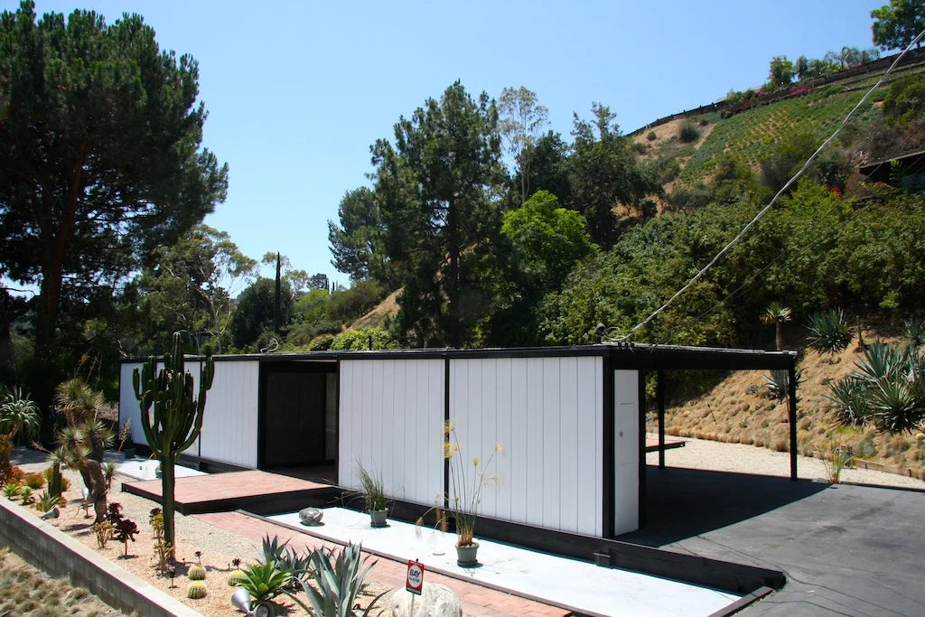 Bailey House by Pierre Koenig: a low steel-framed house with white panels against the Hollywood Hills